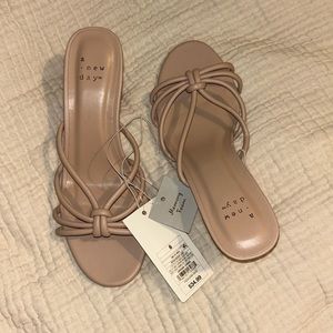 Size six a new day knot sandle heels